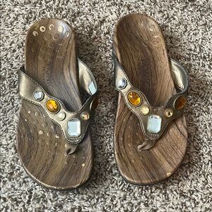 Vionic Women's Sandals with Gold and Brown Accents